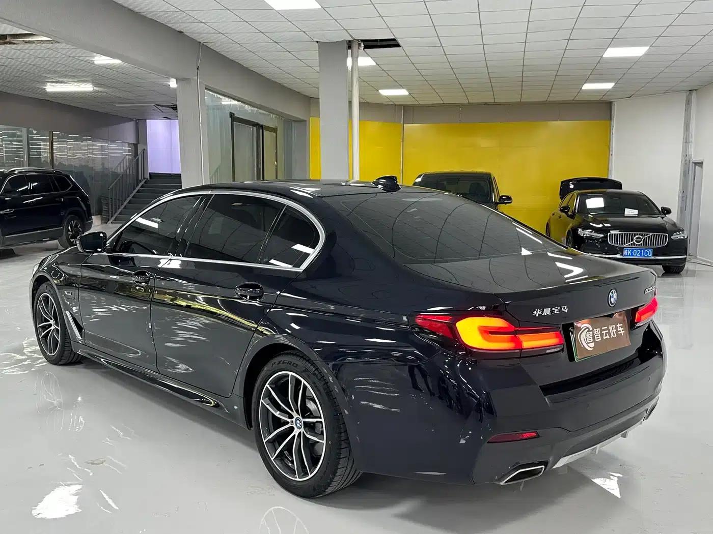 BMW 5 Series PHEV 2022 535Le M Sport Package — миниатюра 7