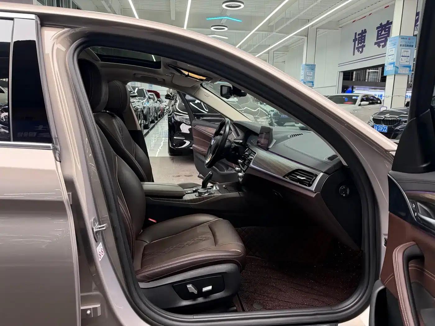 BMW 5 Series PHEV 2019 530Le Luxury Package — миниатюра 16