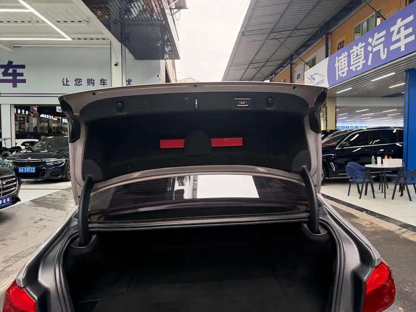 BMW 5 Series PHEV 2019 530Le Luxury Package — миниатюра 19