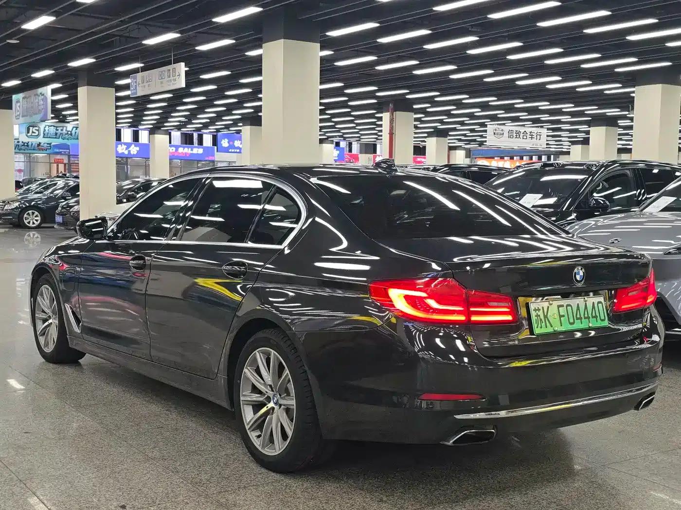 BMW 5 Series PHEV 2019 530Le Luxury Package — миниатюра 4