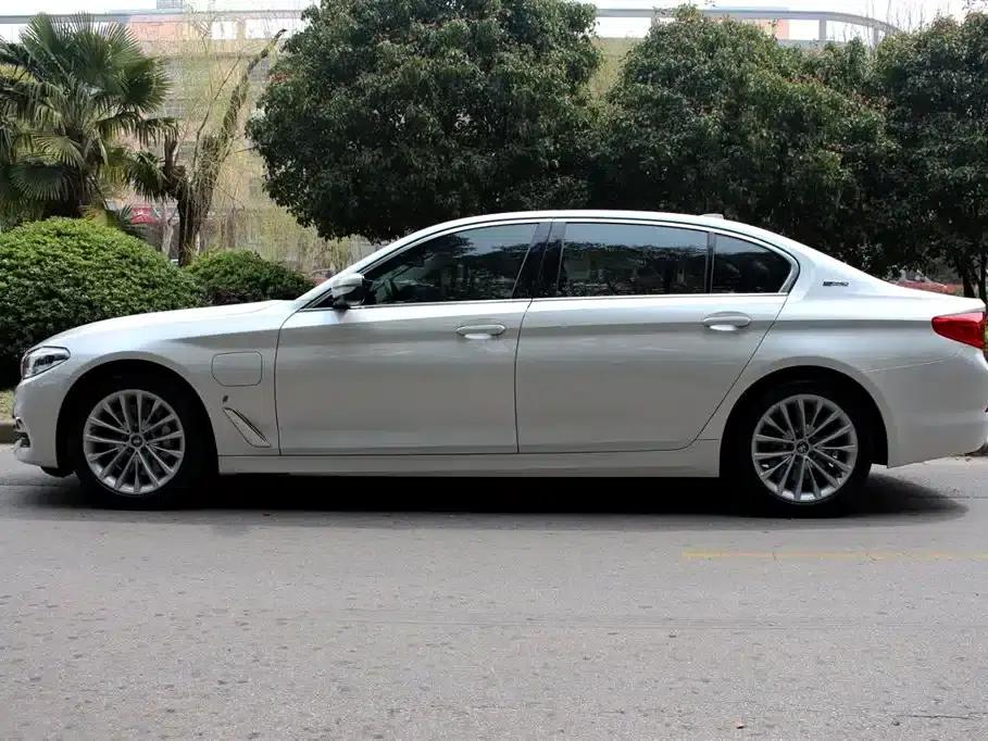 BMW 5 Series PHEV 2019 Facelift 530Le Luxury Package — миниатюра 4