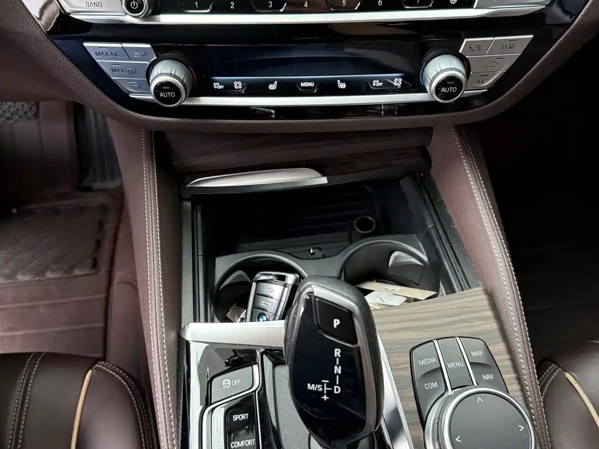 BMW 5 Series PHEV 2019 530Le Luxury Package — миниатюра 13
