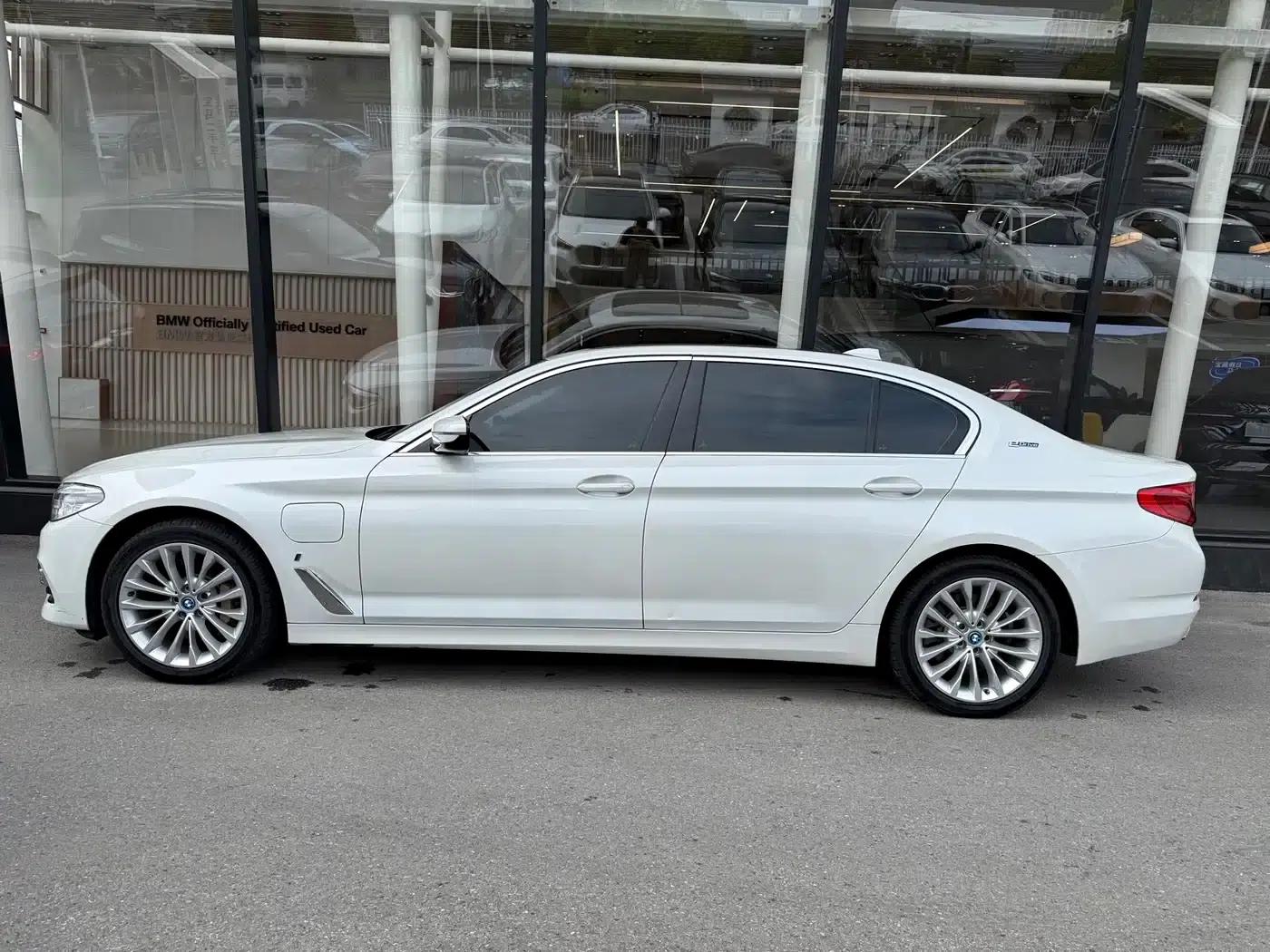 BMW 5 Series PHEV 2019 530Le Luxury Package — миниатюра 3