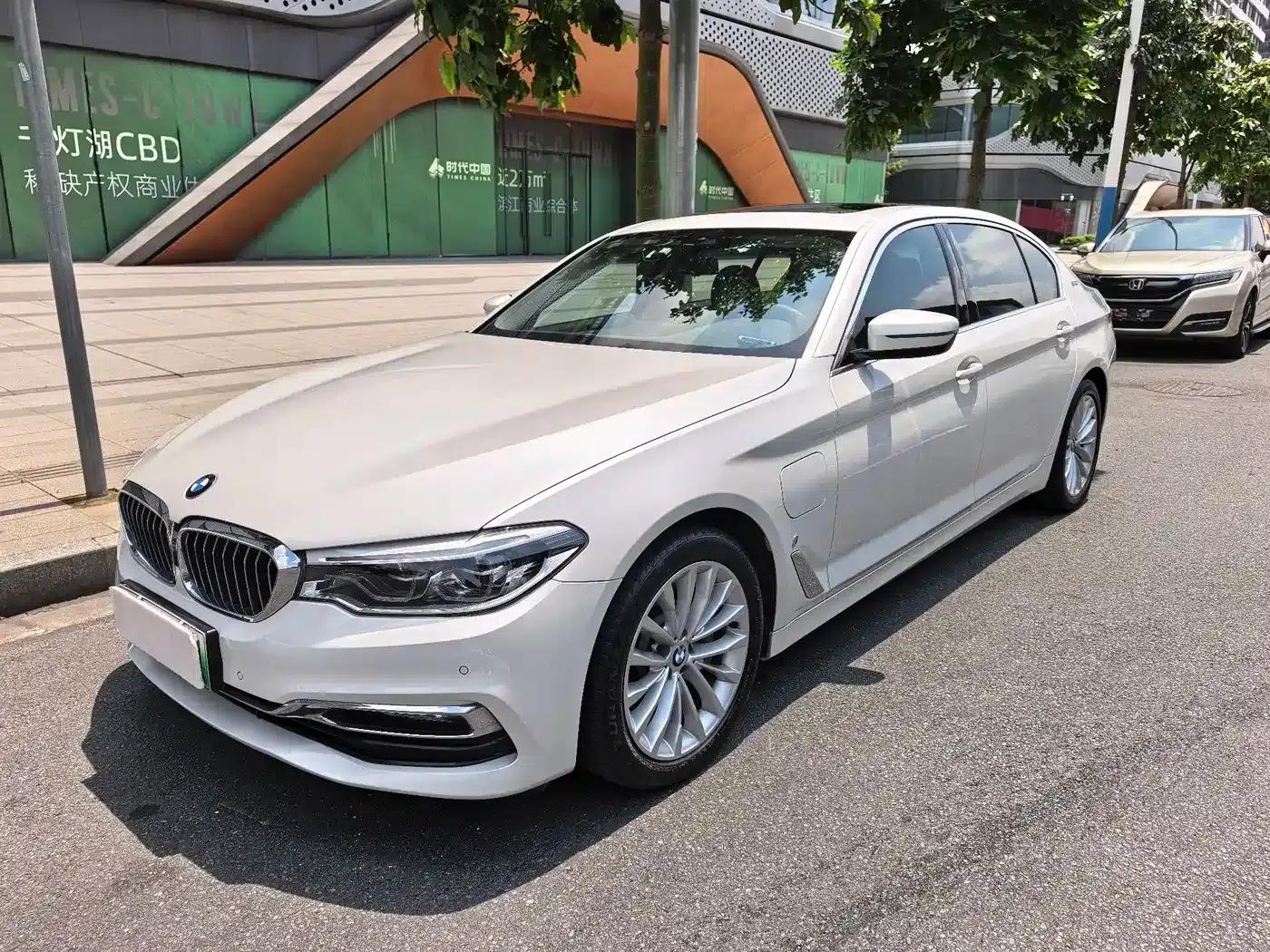 BMW 5 Series PHEV 2019 530Le Luxury Package — миниатюра 1