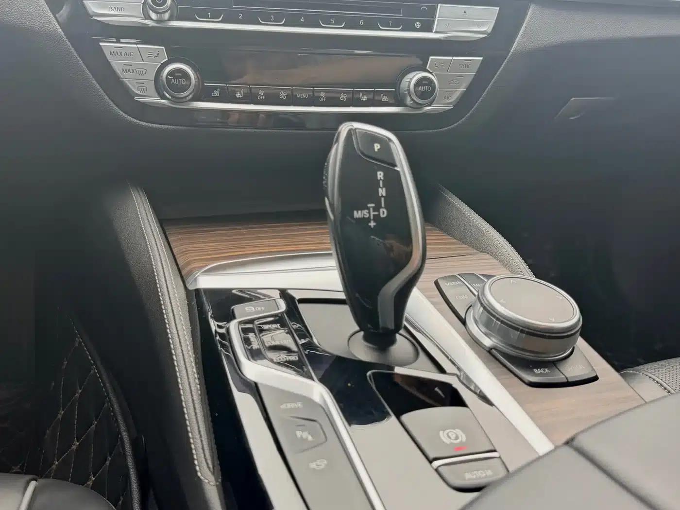 BMW 5 Series PHEV 2019 530Le Luxury Package — миниатюра 13