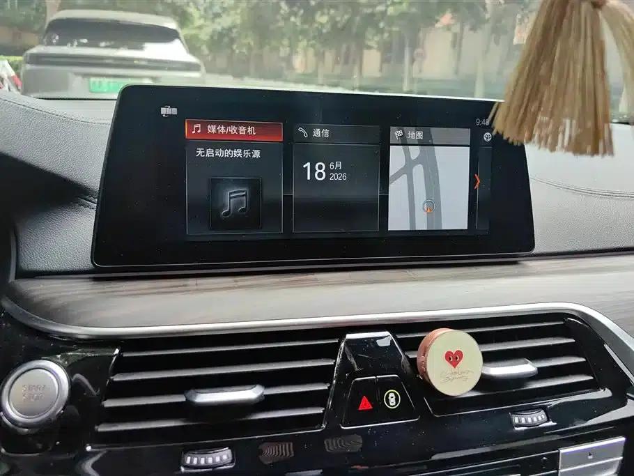BMW 5 Series PHEV 2019 530Le Luxury Package — миниатюра 13