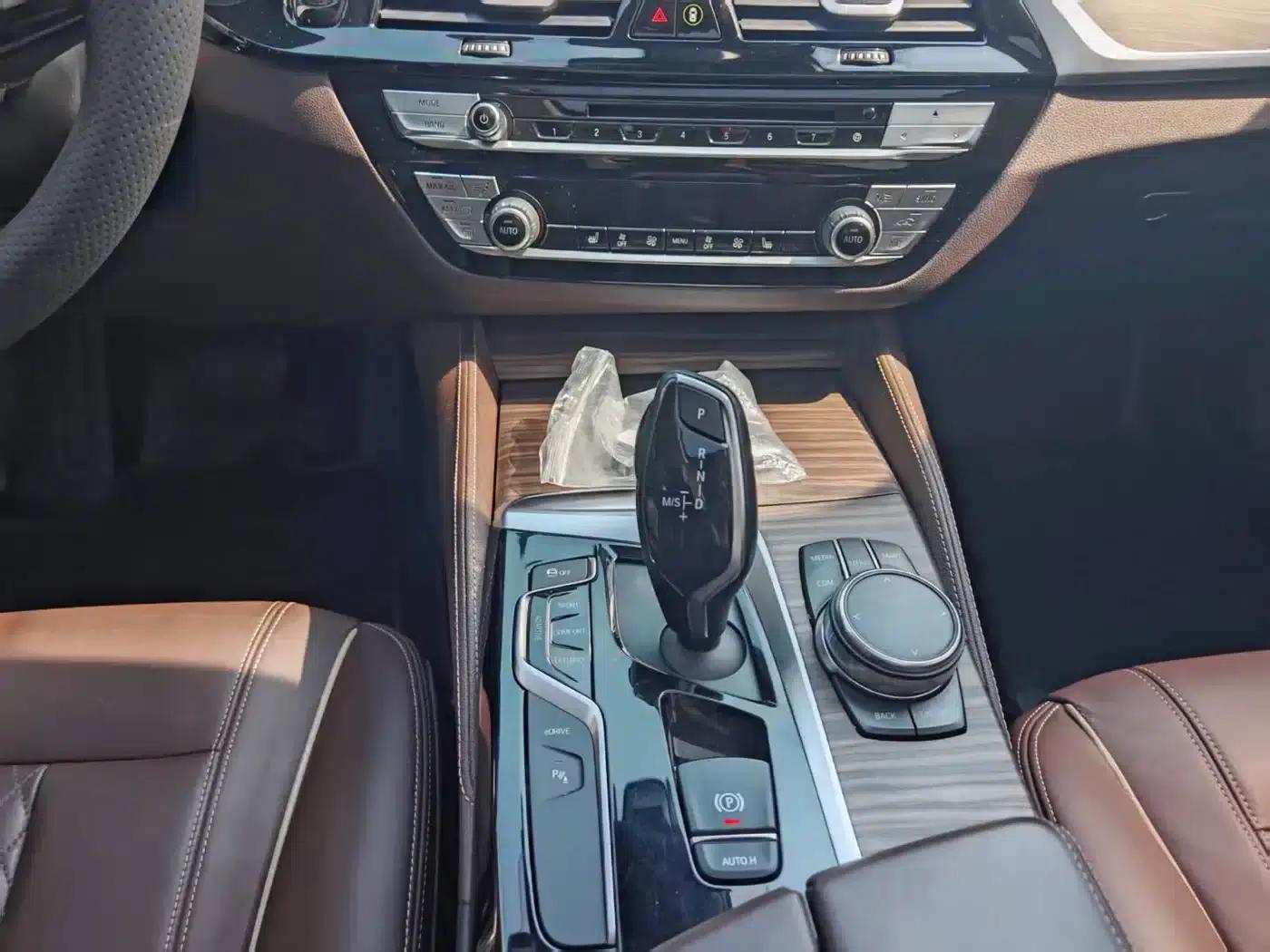 BMW 5 Series PHEV 2018 530Le Luxury Package — миниатюра 13
