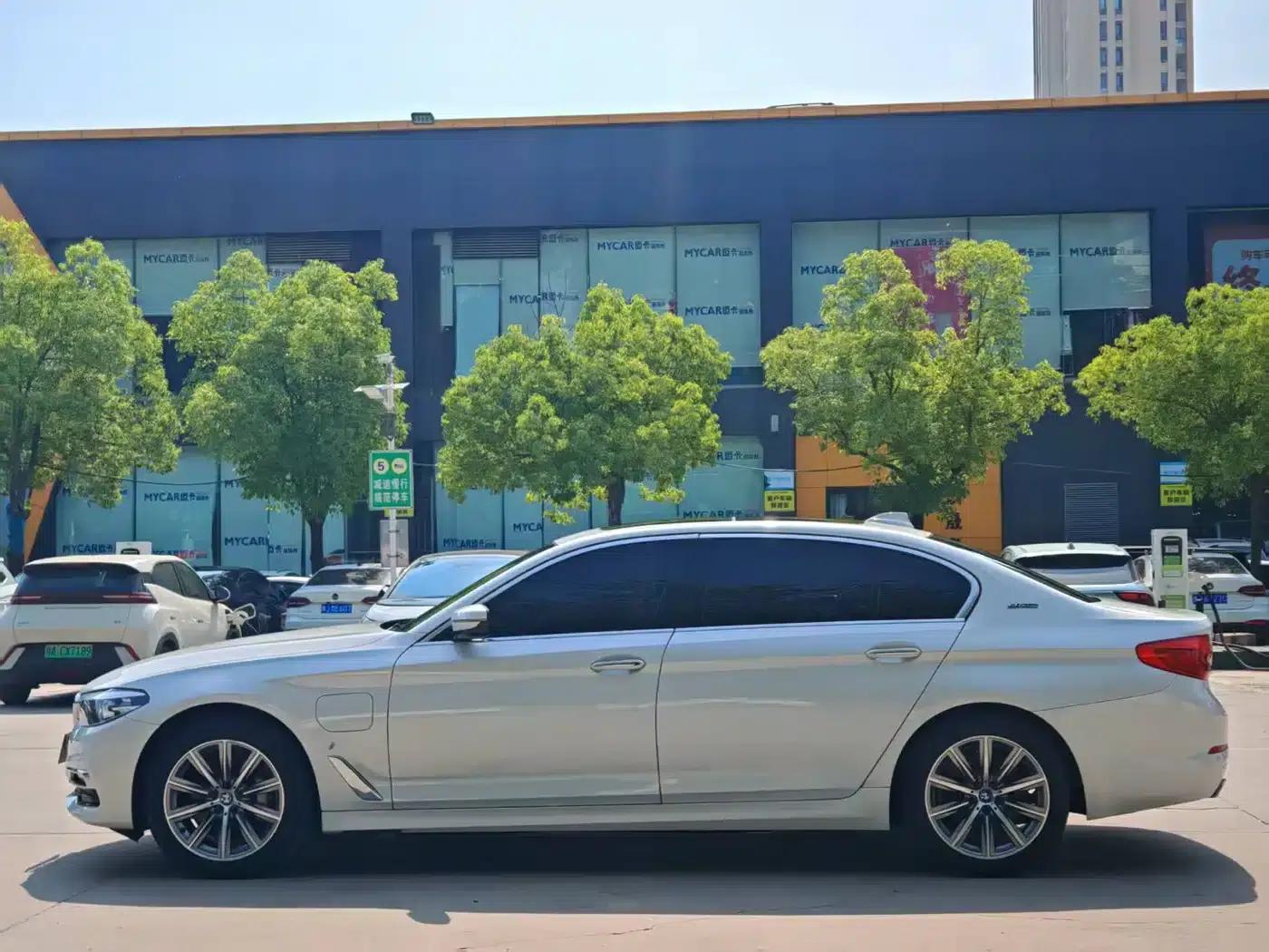 BMW 5 Series PHEV 2018 530Le Luxury Package — миниатюра 6