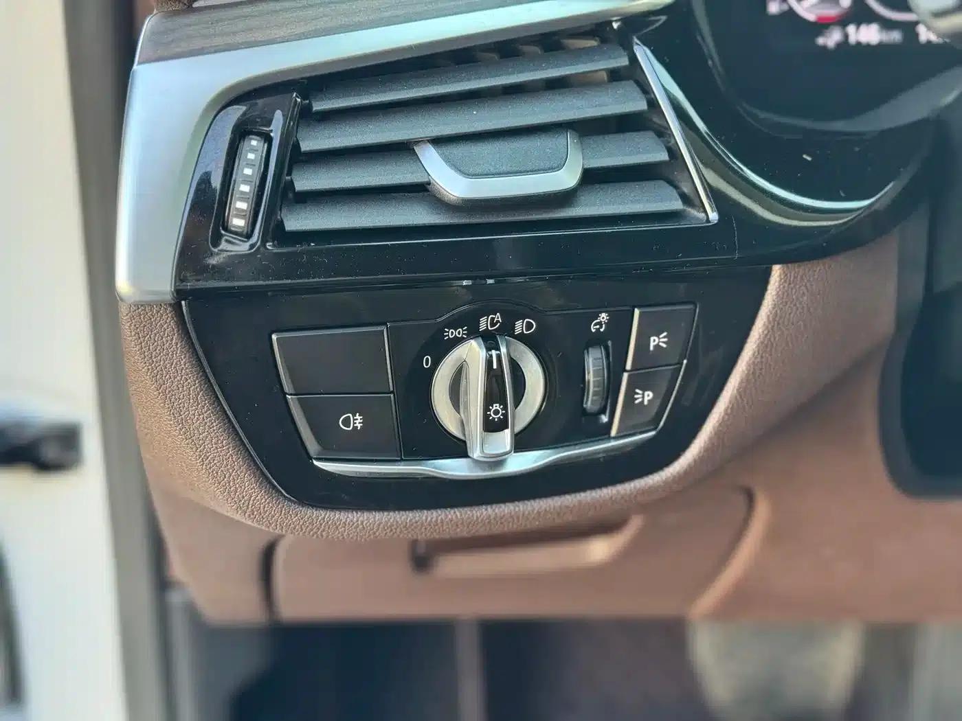 BMW 5 Series PHEV 2020 Mileage Upgrade Edition 530Le Pioneer Edition — миниатюра 23