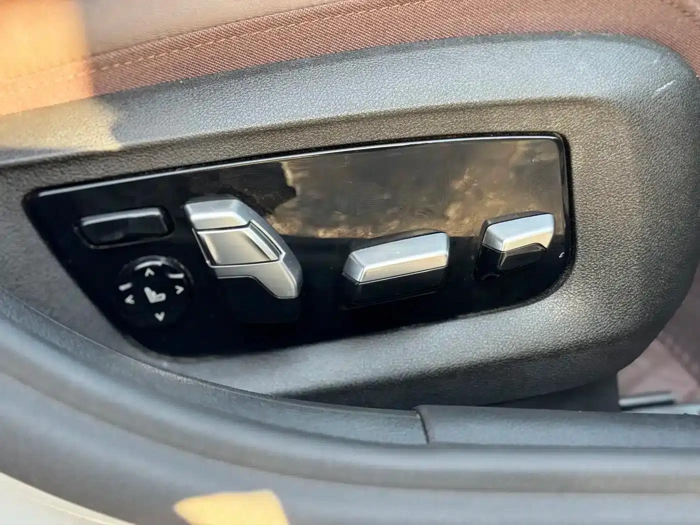 BMW 5 Series PHEV 2020 Mileage Upgrade Edition 530Le Pioneer Edition — миниатюра 33