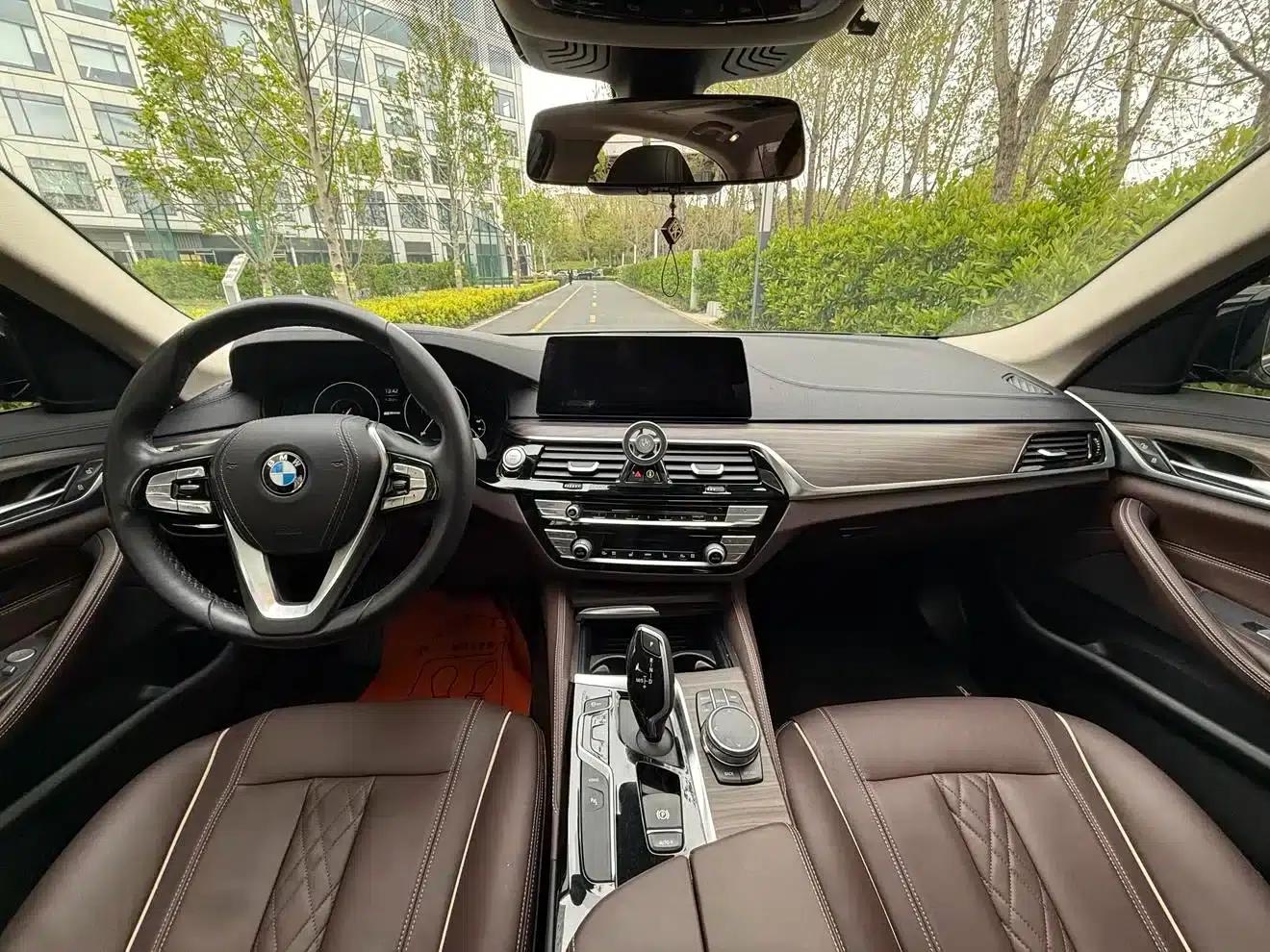 BMW 5 Series PHEV 2019 530Le Luxury Package — миниатюра 4