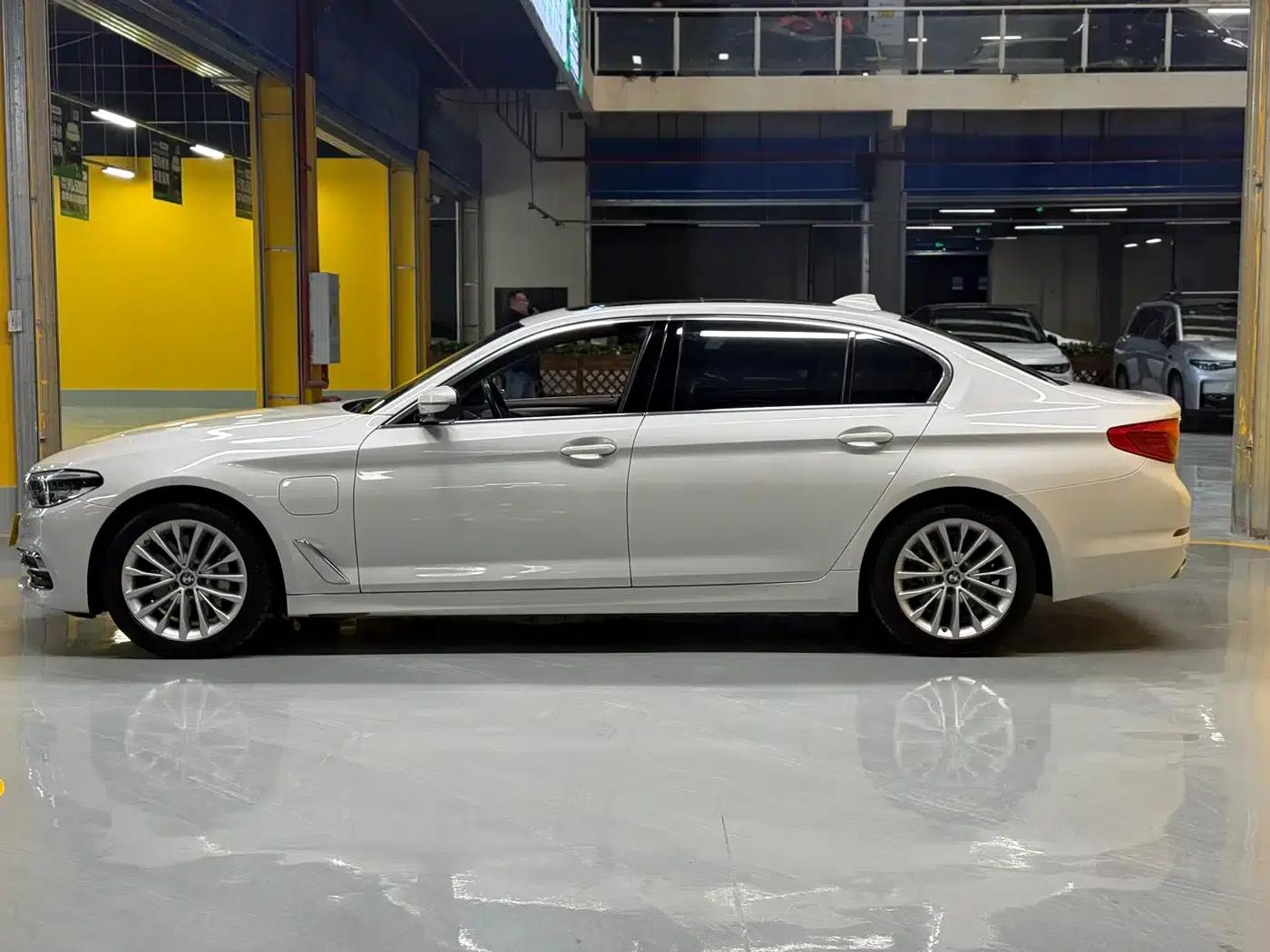 BMW 5 Series PHEV 2020 Mileage Upgrade Edition 530Le Pioneer Edition — миниатюра 4