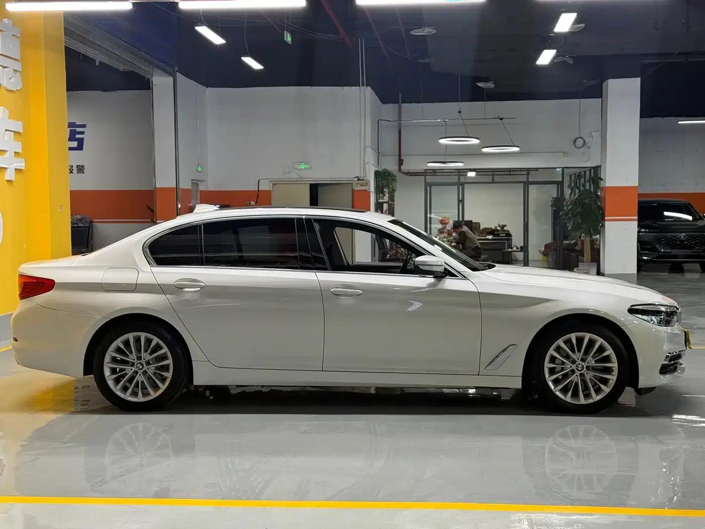 BMW 5 Series PHEV 2020 Mileage Upgrade Edition 530Le Pioneer Edition — миниатюра 8