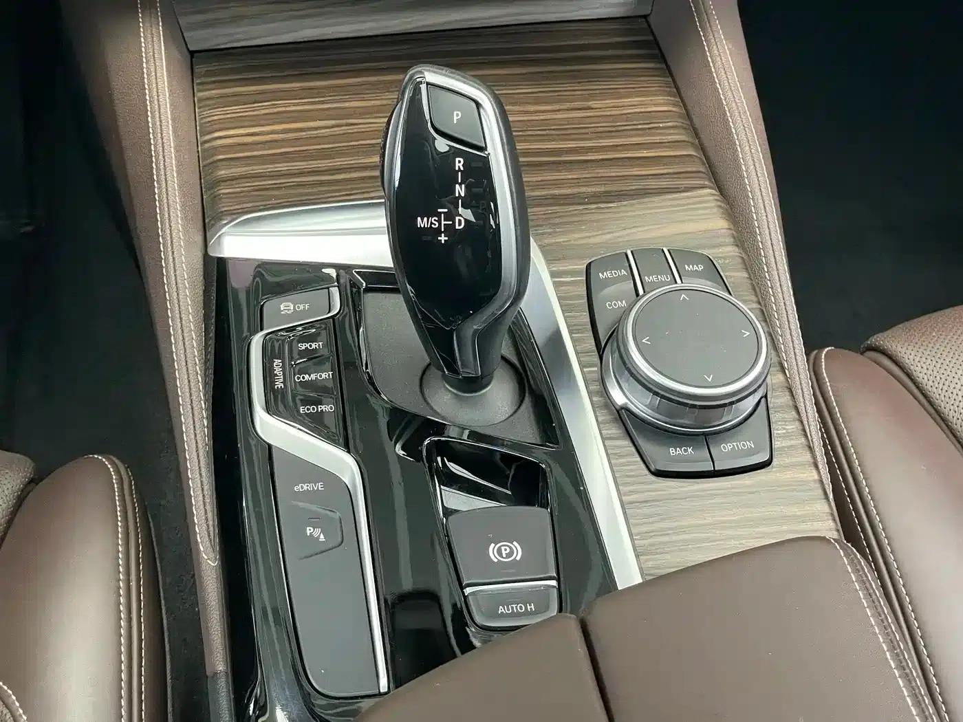 BMW 5 Series PHEV 2019 530Le Pioneer Edition — миниатюра 10