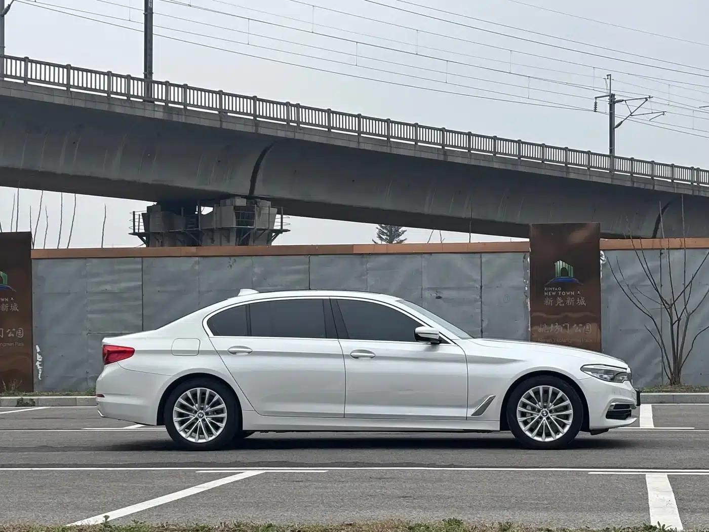 BMW 5 Series PHEV 2020 Mileage Upgrade Edition 530Le Luxury Package — миниатюра 4