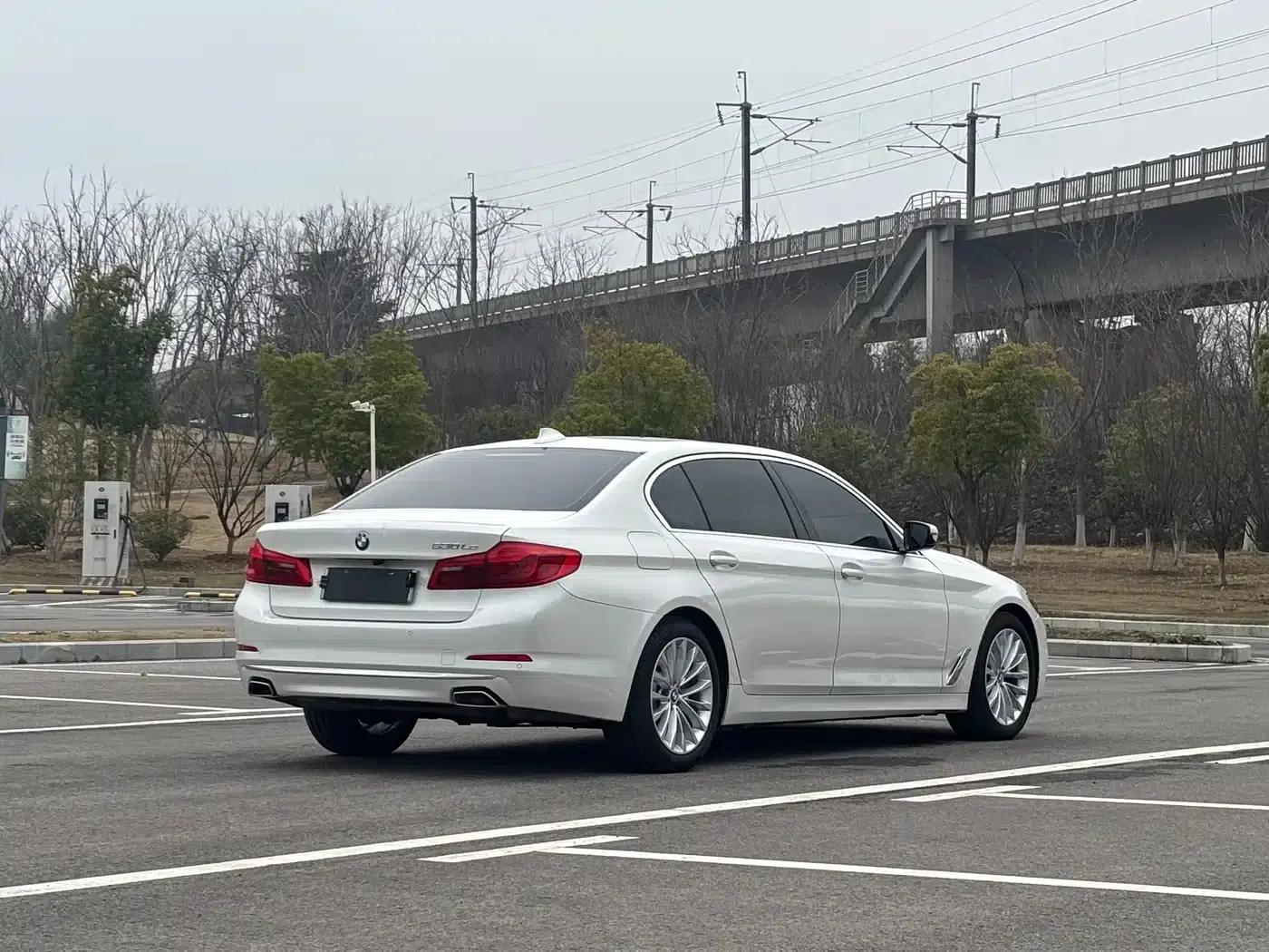 BMW 5 Series PHEV 2020 Mileage Upgrade Edition 530Le Luxury Package — миниатюра 5