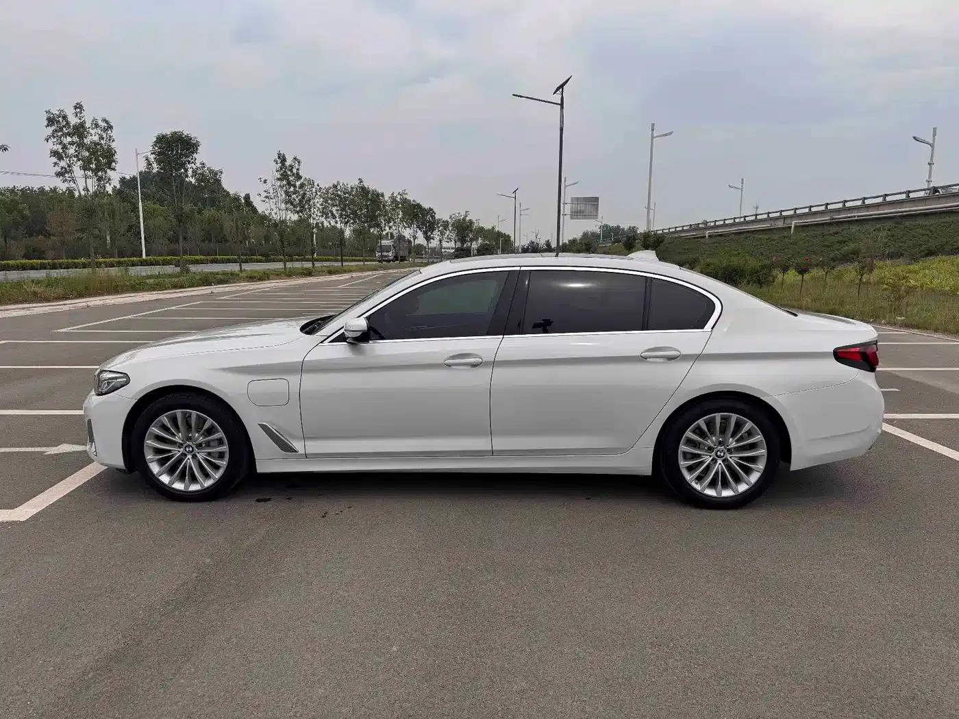 BMW 5 Series PHEV 2021 535Le Luxury Package — миниатюра 7