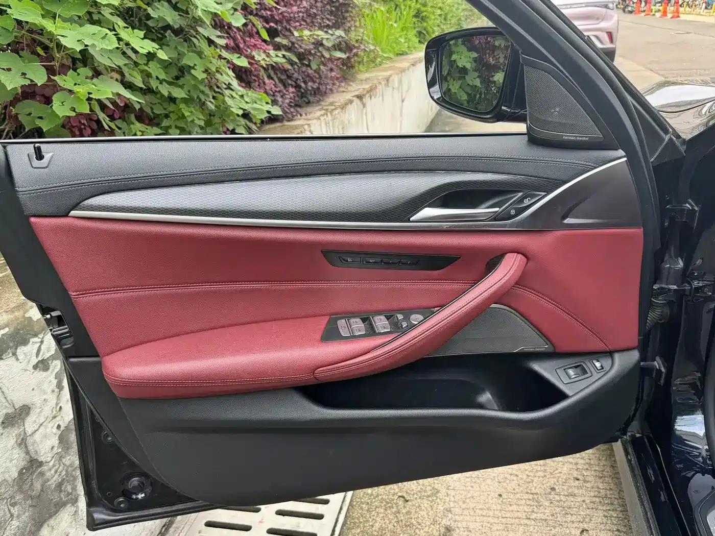 BMW 5 Series PHEV 2021 Facelift 535Le Pioneer Edition M Sport Package — миниатюра 10