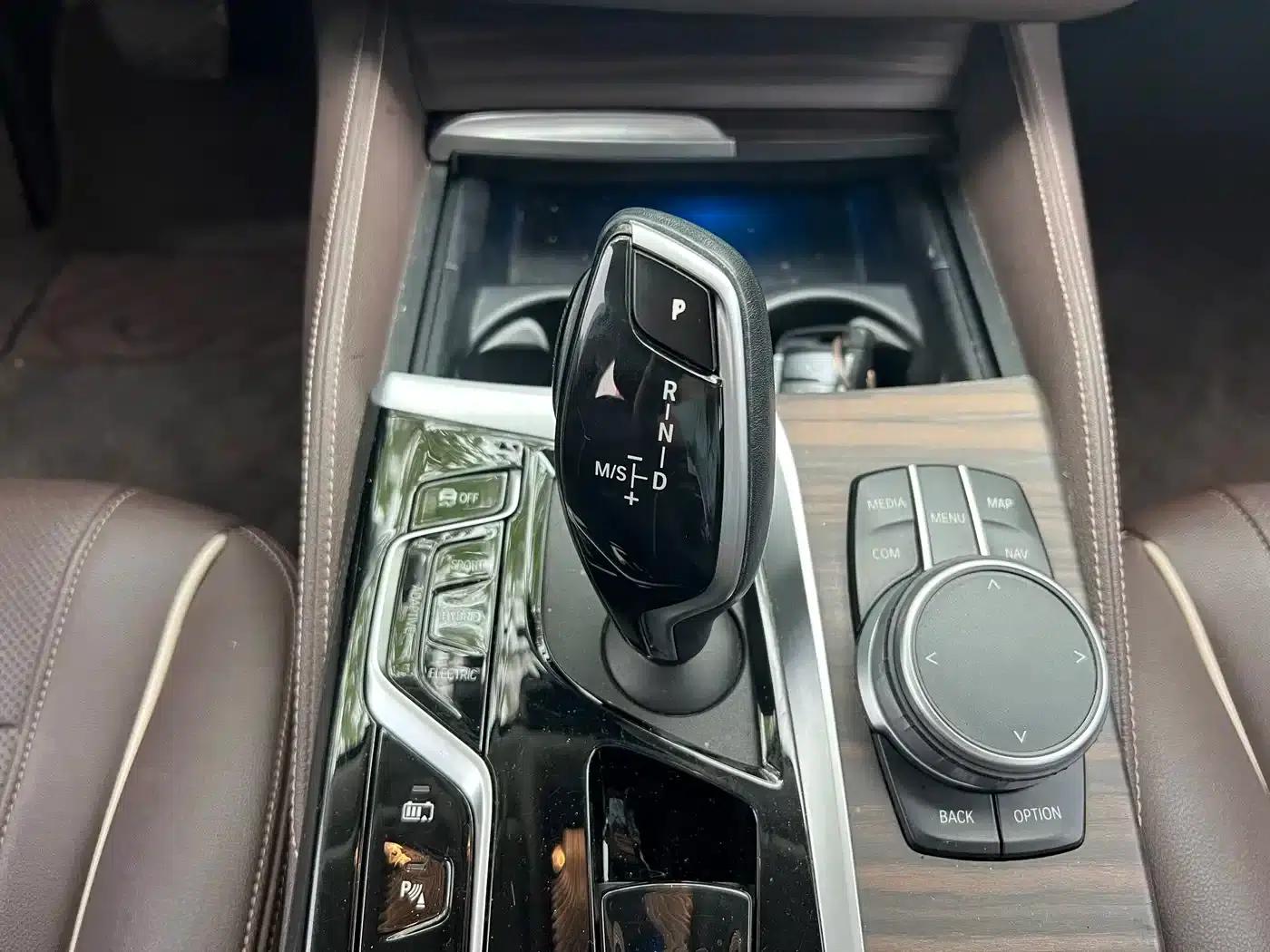 BMW 5 Series PHEV 2021 535Le Luxury Package — миниатюра 13