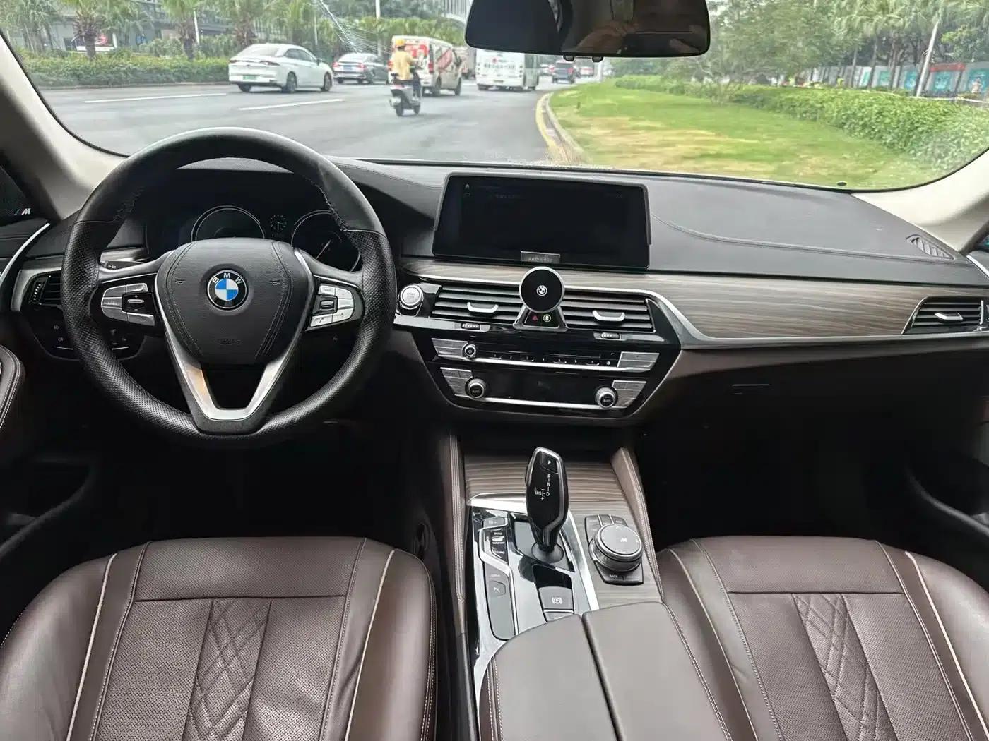 BMW 5 Series PHEV 2019 530Le Luxury Package — миниатюра 9