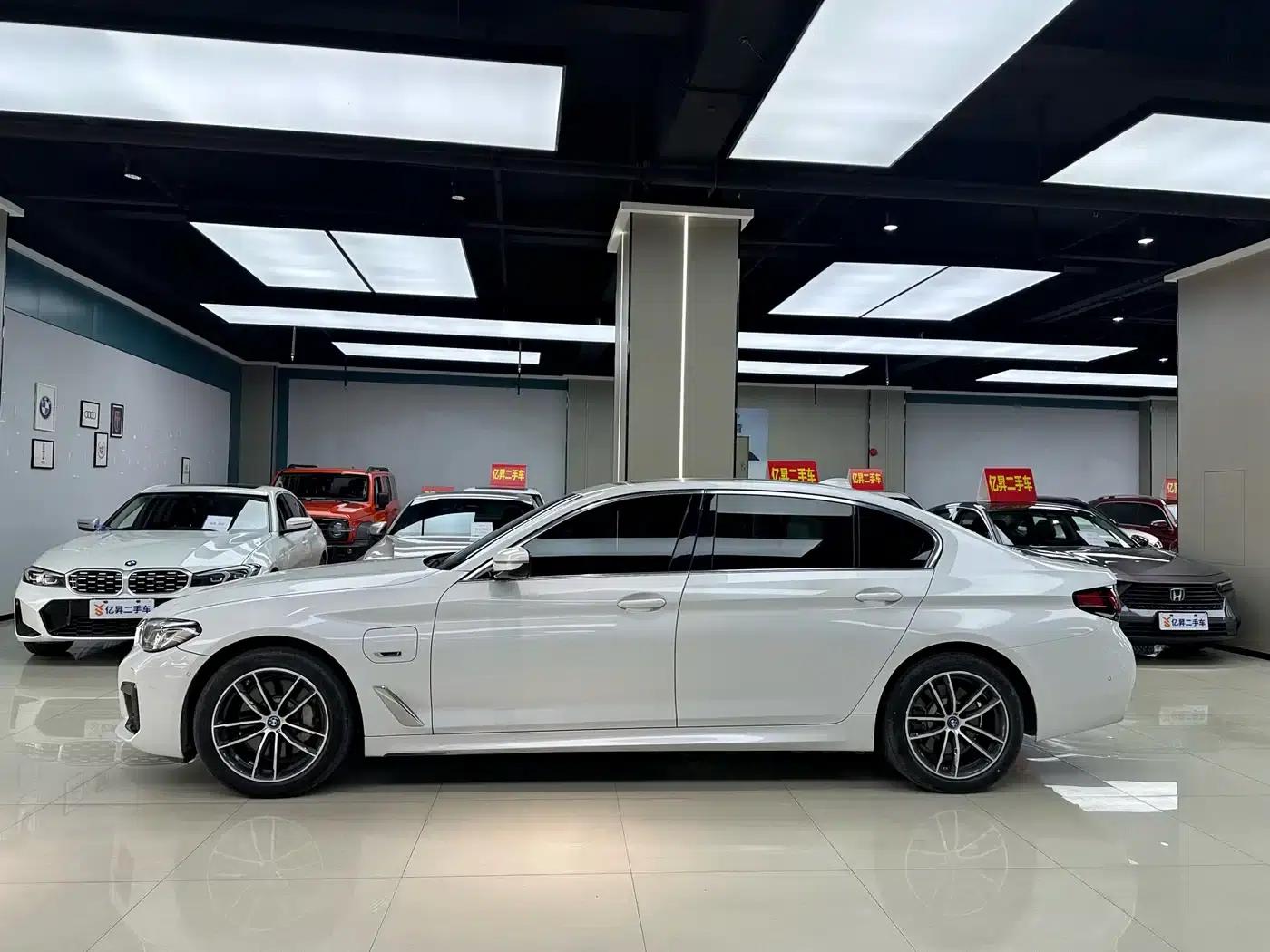 BMW 5 Series PHEV 2022 535Le Luxury Package — миниатюра 2