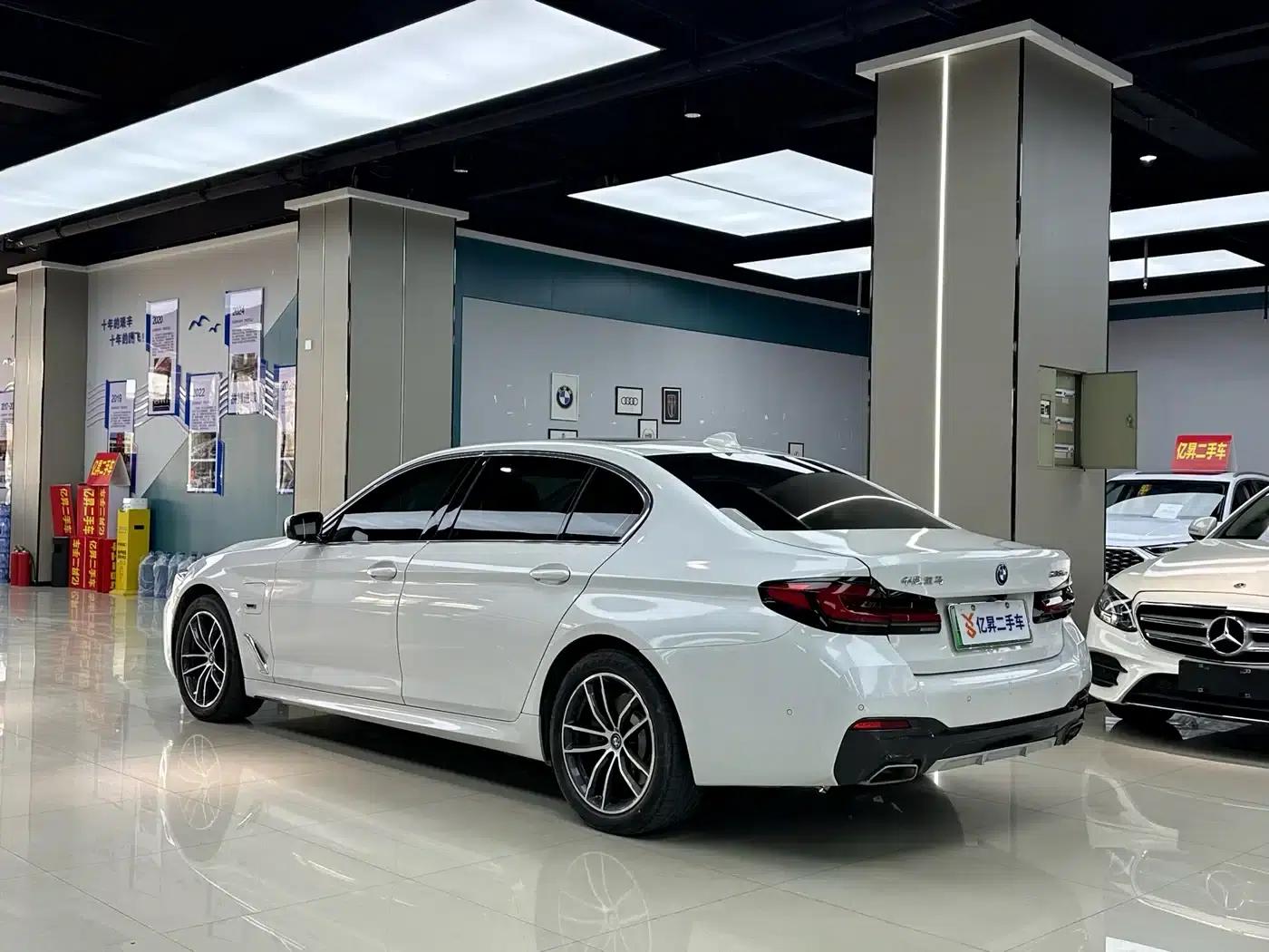 BMW 5 Series PHEV 2022 535Le Luxury Package — миниатюра 3