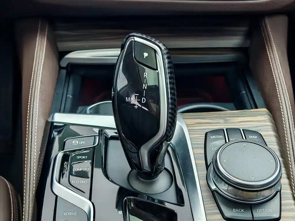 BMW 5 Series PHEV 2018 530Le Luxury Package — миниатюра 13