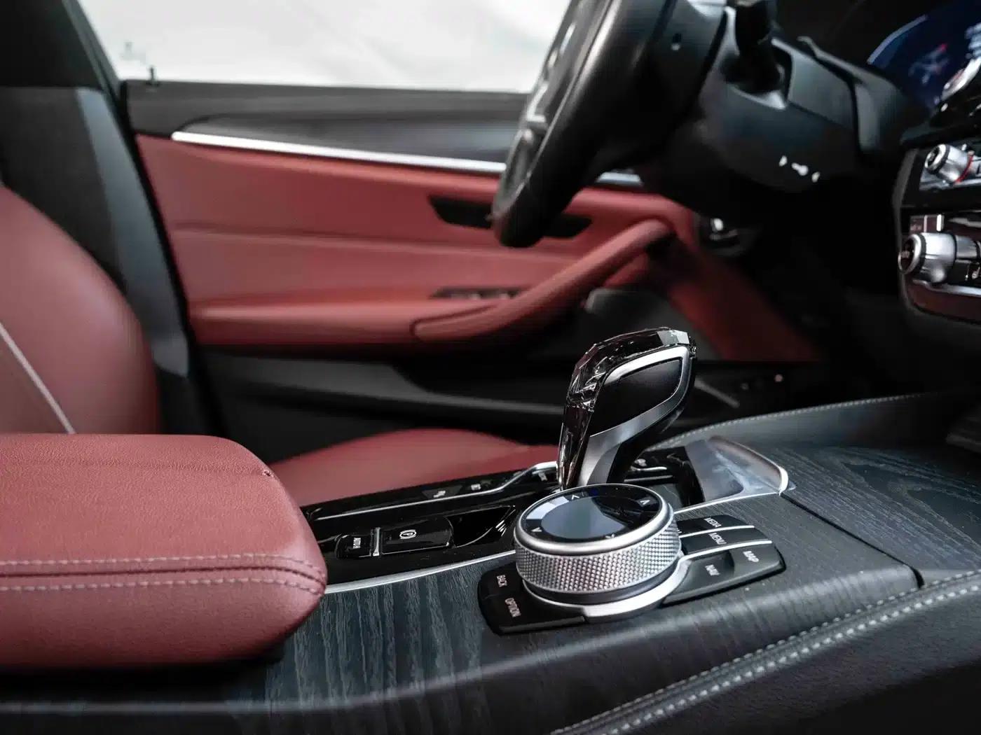 BMW 5 Series PHEV 2022 Facelift 535Le M Sport Package — миниатюра 22