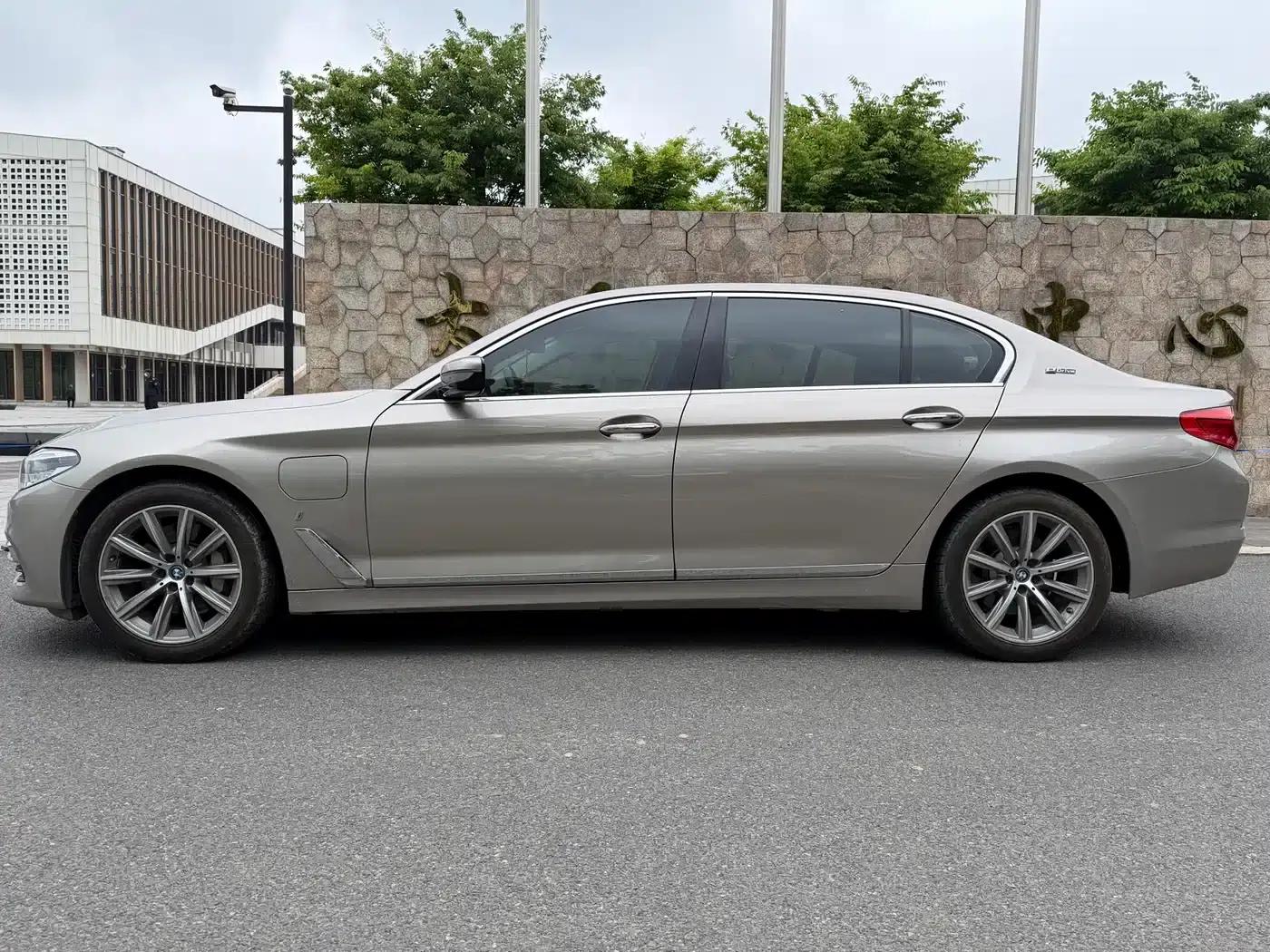 BMW 5 Series PHEV 2019 530Le Luxury Package — миниатюра 4
