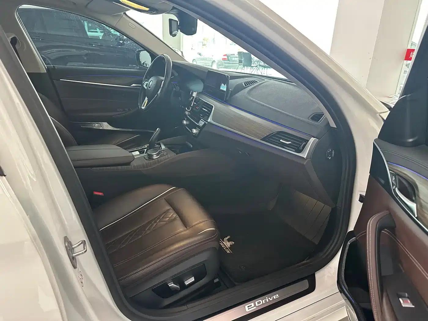 BMW 5 Series PHEV 2019 530Le Luxury Package — миниатюра 4
