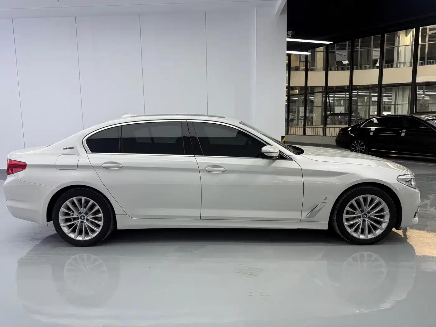 BMW 5 Series PHEV 2019 530Le Luxury Package — миниатюра 14