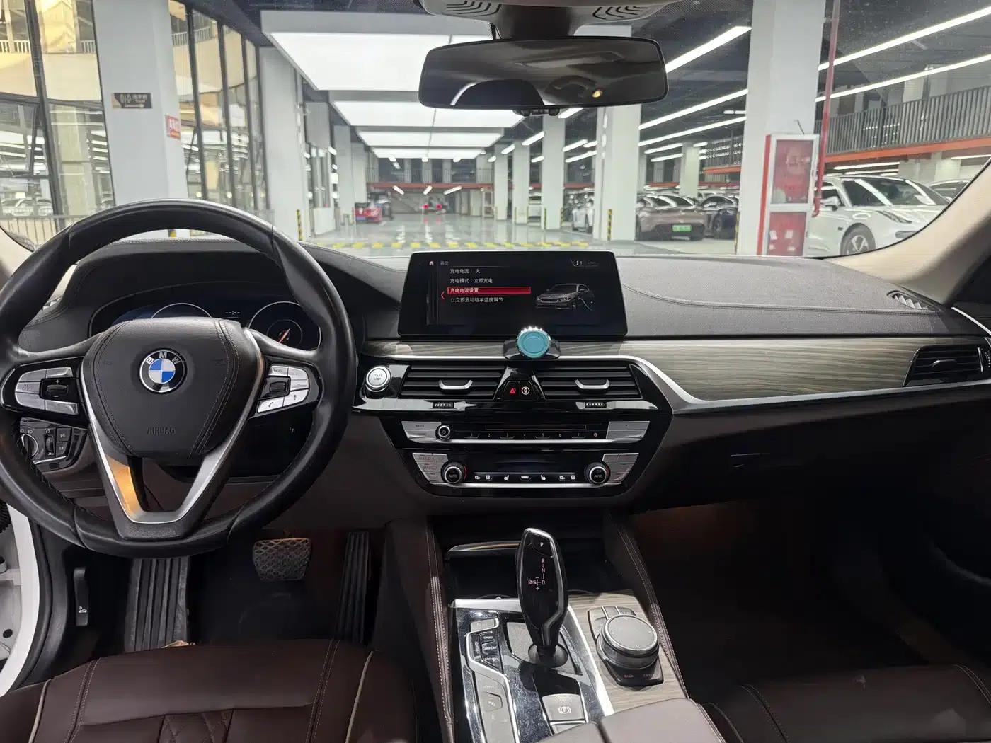BMW 5 Series PHEV 2019 530Le Luxury Package — миниатюра 4