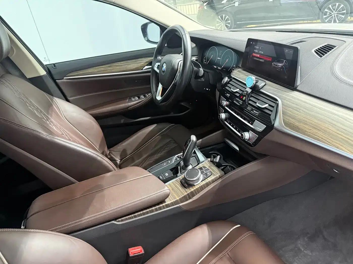BMW 5 Series PHEV 2019 530Le Luxury Package — миниатюра 6