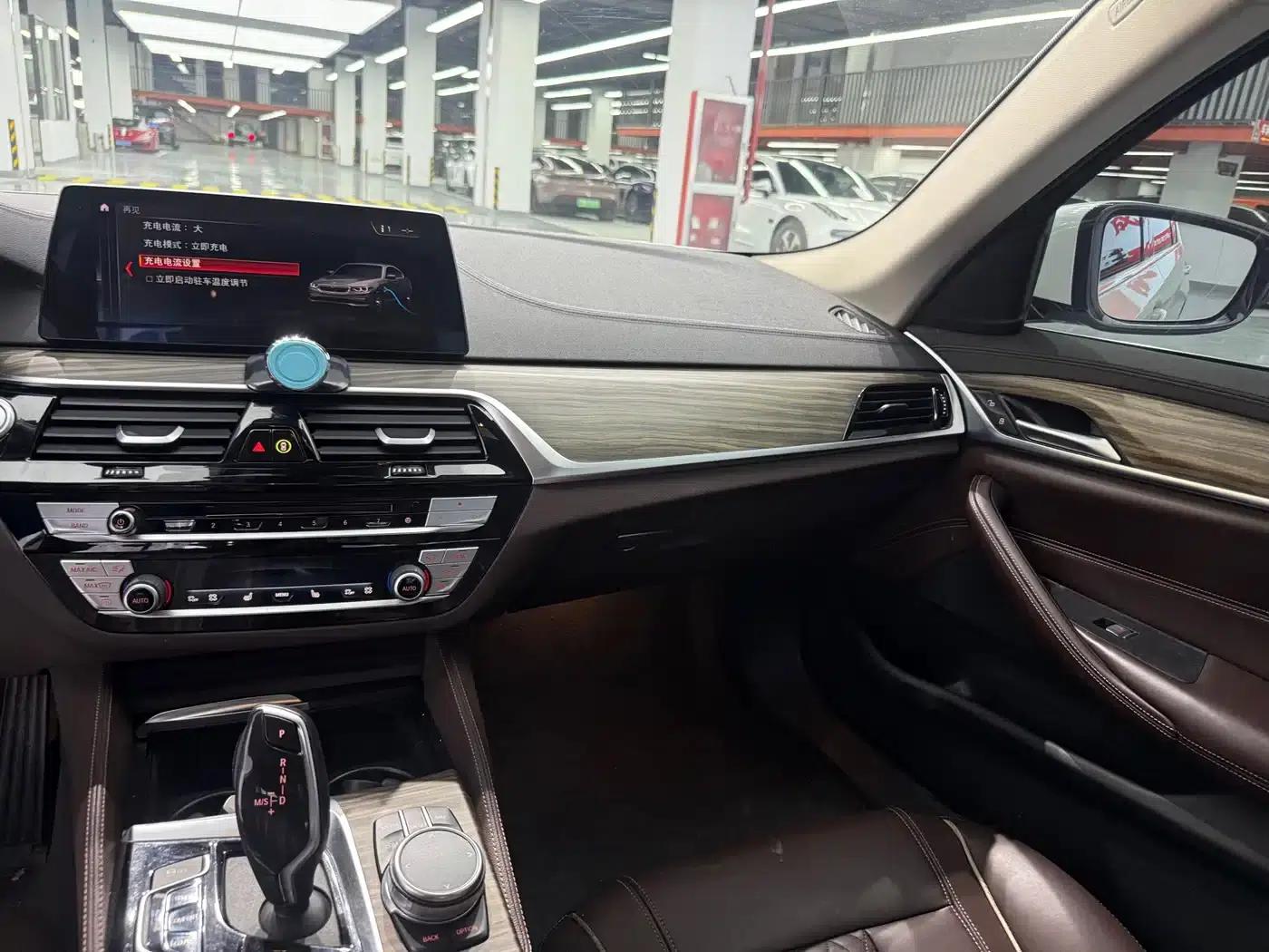 BMW 5 Series PHEV 2019 530Le Luxury Package — миниатюра 9