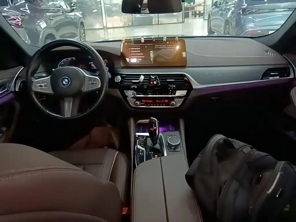 BMW 5 Series PHEV 2022 Facelift 535Le M Sport Package — миниатюра 10