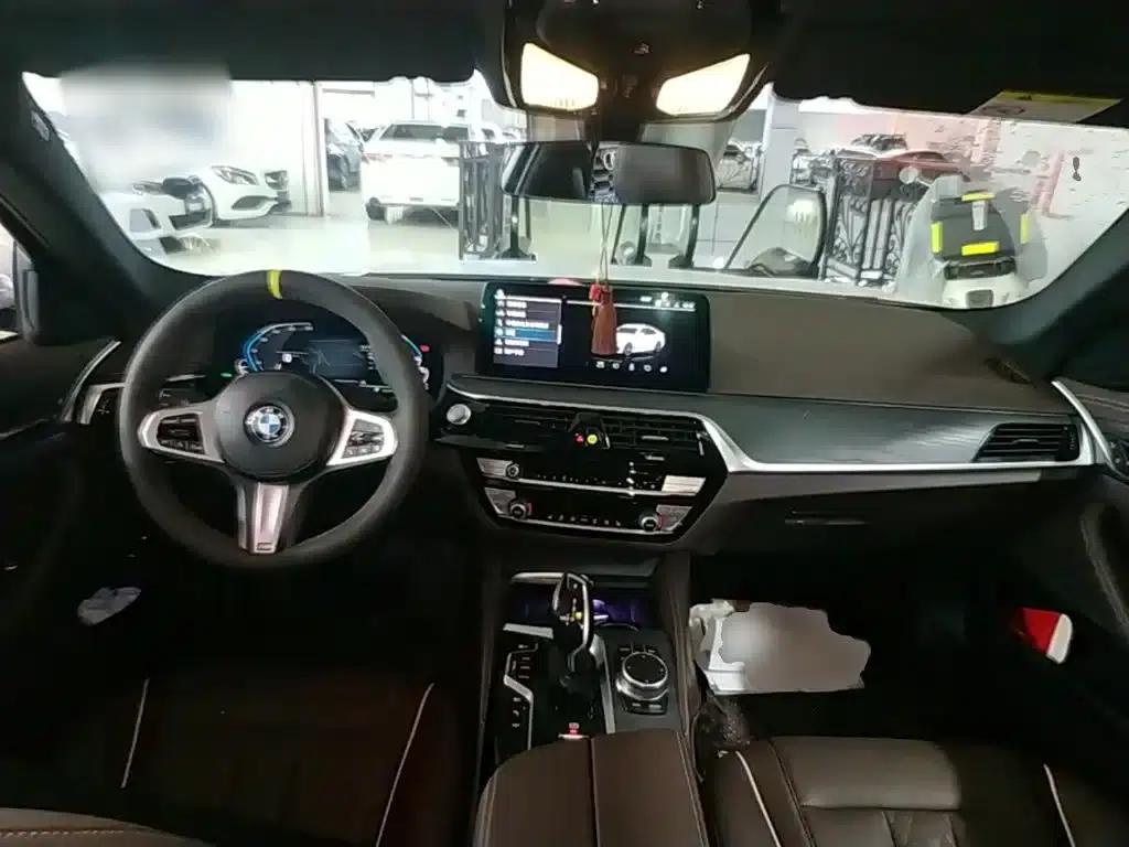 BMW 5 Series PHEV 2021 535Le M Sport Package — миниатюра 6