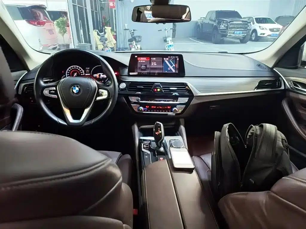 BMW 5 Series PHEV 2019 530Le Luxury Package — миниатюра 10