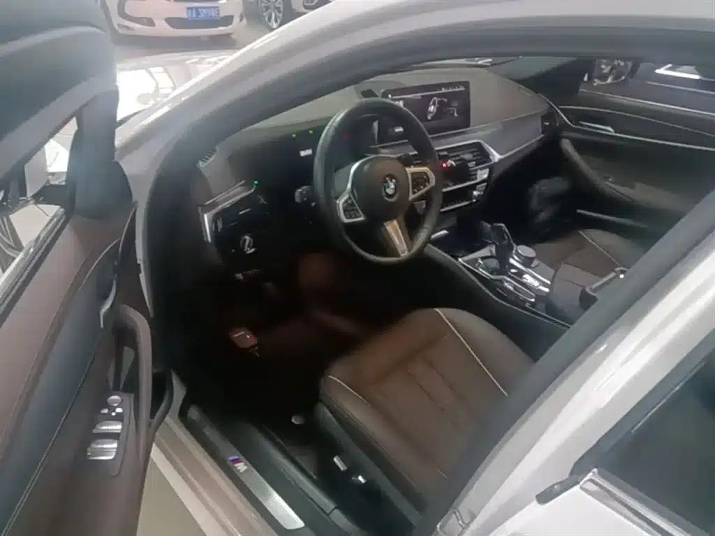 BMW 5 Series PHEV 2021 535Le M Sport Package — миниатюра 15