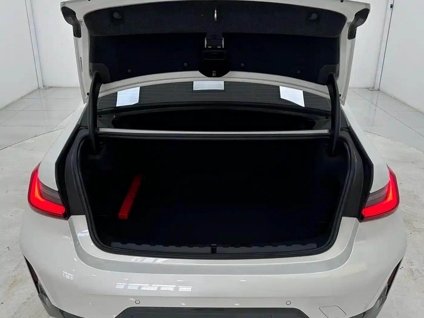 2023 BMW 3 Series 320Li M Sport Package — миниатюра 16