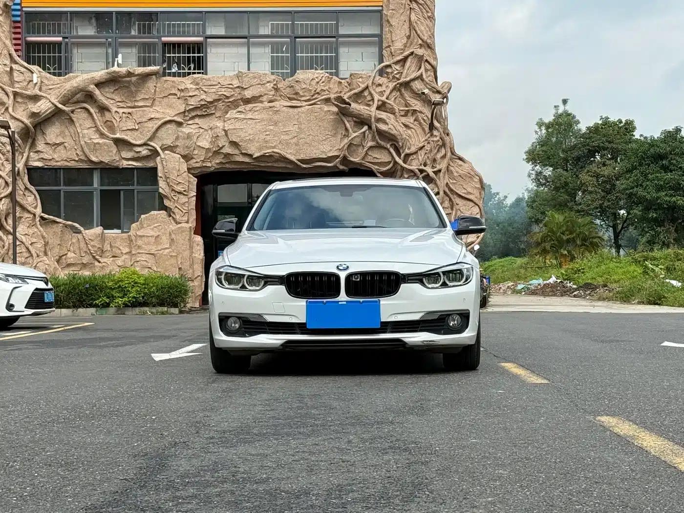 2016 BMW 3 Series 316Li Fashion Edition — миниатюра 2