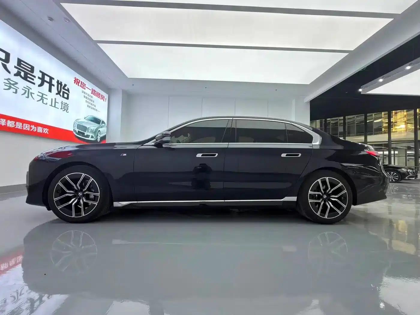 2023 BMW 7 Series 735Li M Sport Package — миниатюра 11