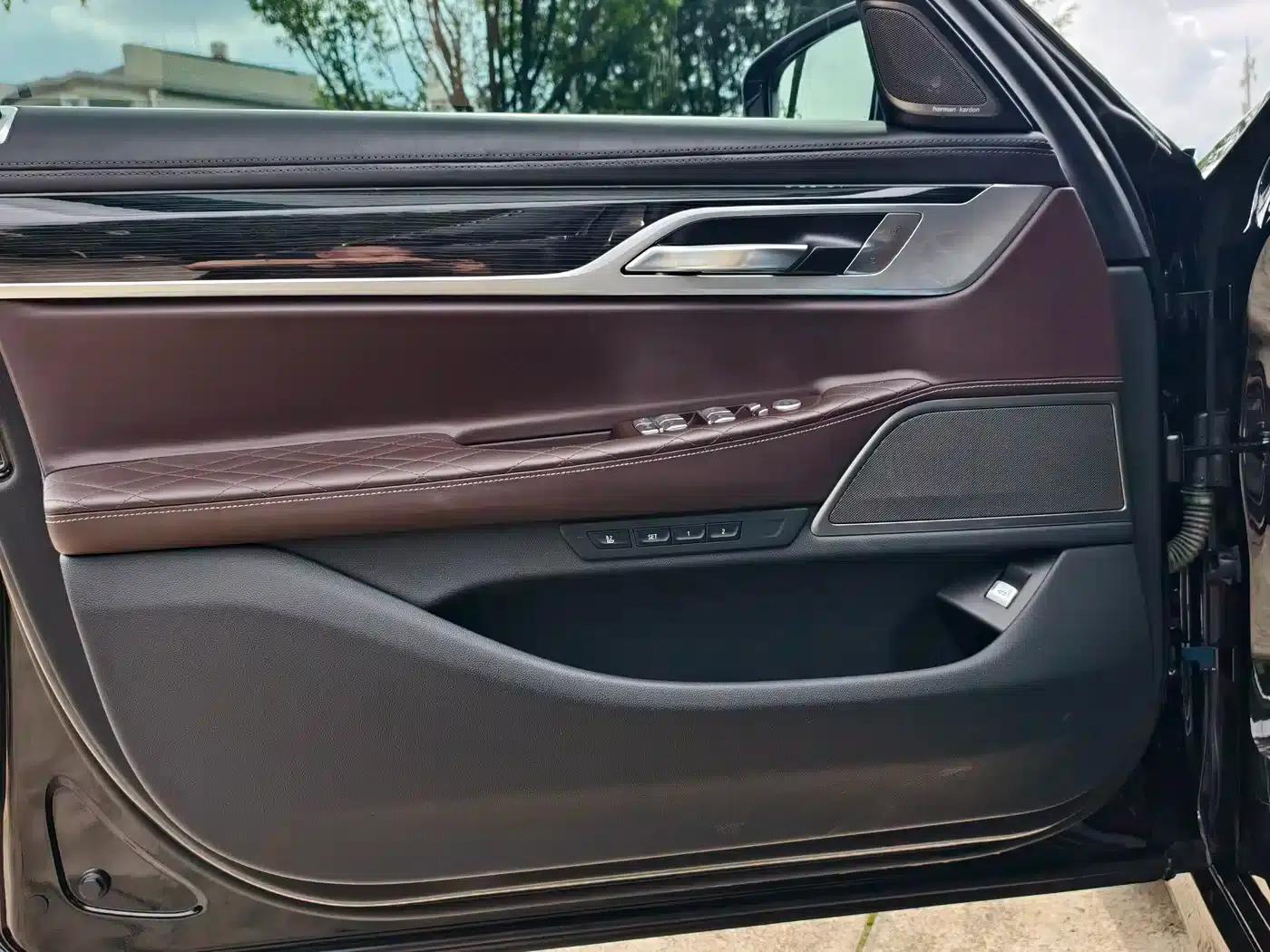 2019 BMW 7 Series 740Li Leading Edition M Sport Package — миниатюра 12