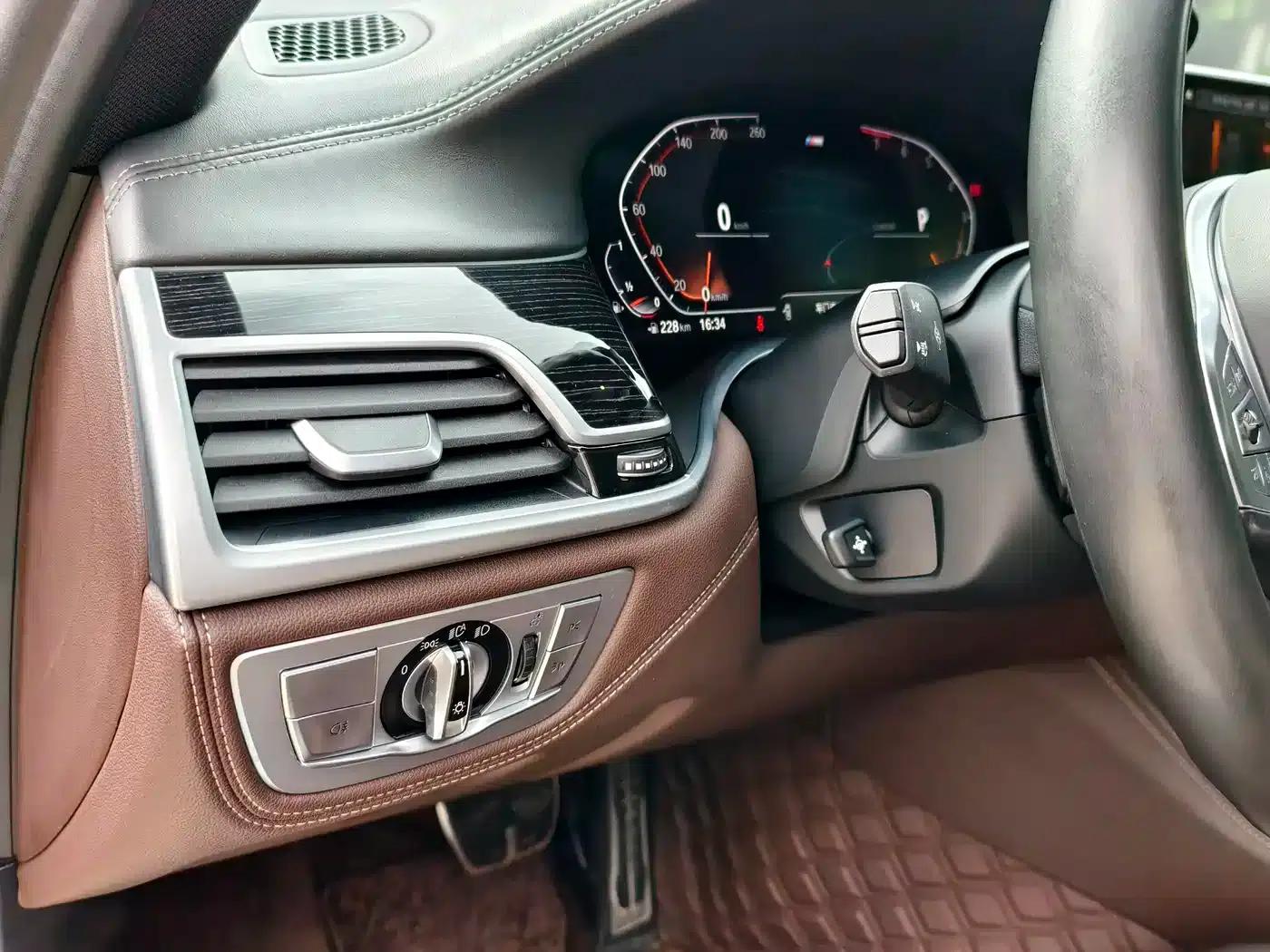 2019 BMW 7 Series 740Li Leading Edition M Sport Package — миниатюра 13