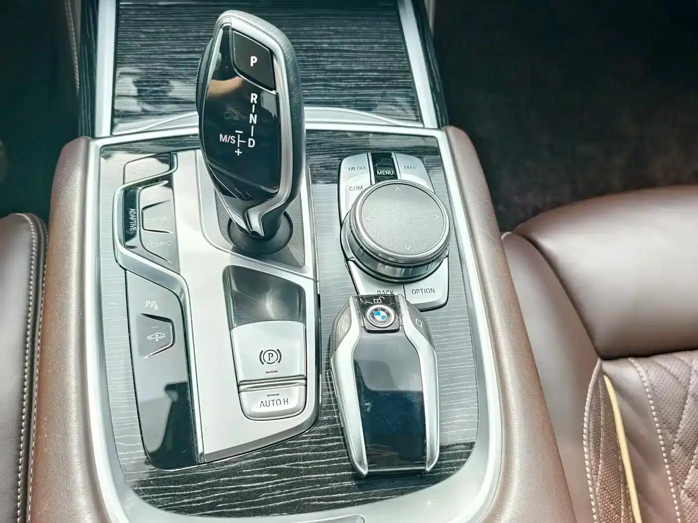 2019 BMW 7 Series 740Li Leading Edition M Sport Package — миниатюра 17