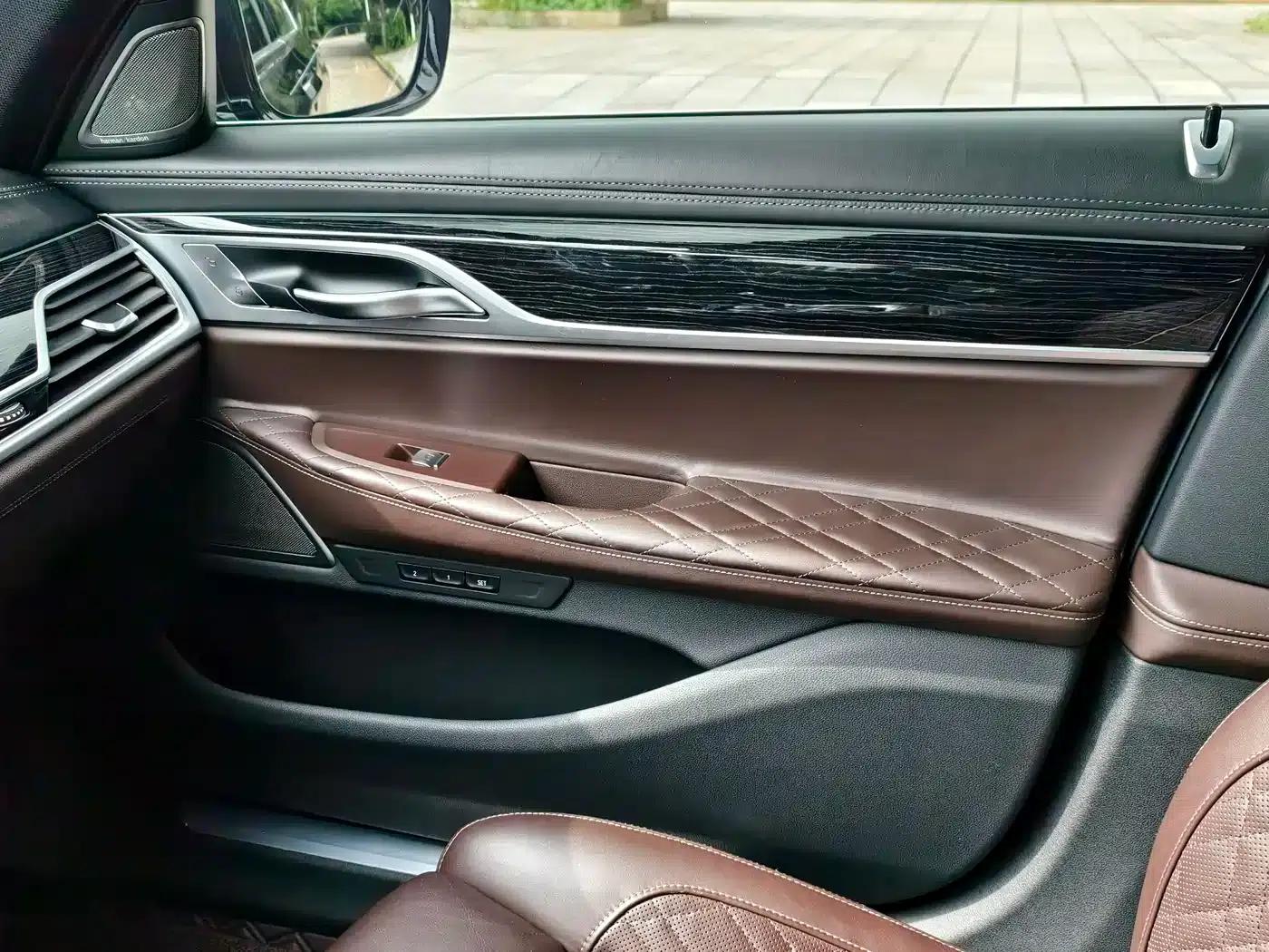 2019 BMW 7 Series 740Li Leading Edition M Sport Package — миниатюра 18