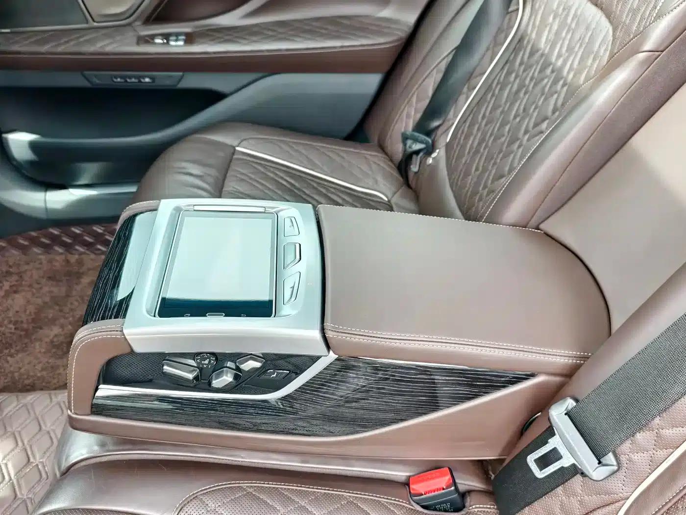 2019 BMW 7 Series 740Li Leading Edition M Sport Package — миниатюра 24