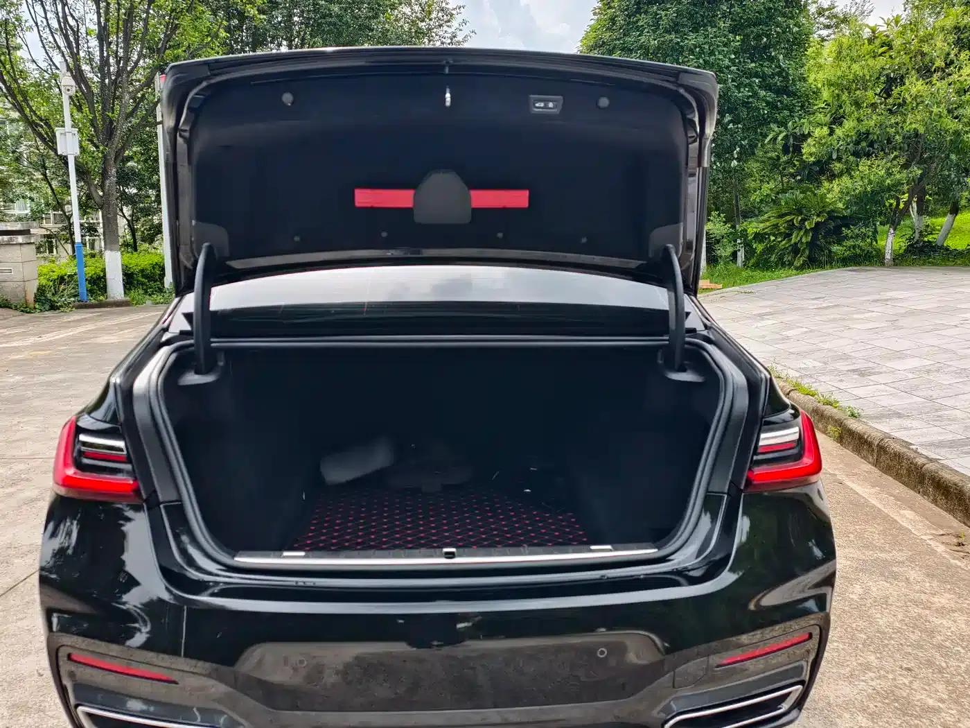 2019 BMW 7 Series 740Li Leading Edition M Sport Package — миниатюра 27
