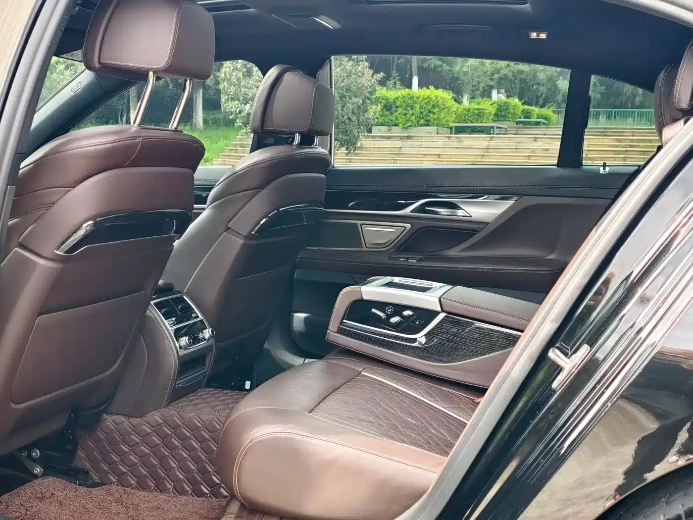 2019 BMW 7 Series 740Li Leading Edition M Sport Package — миниатюра 5
