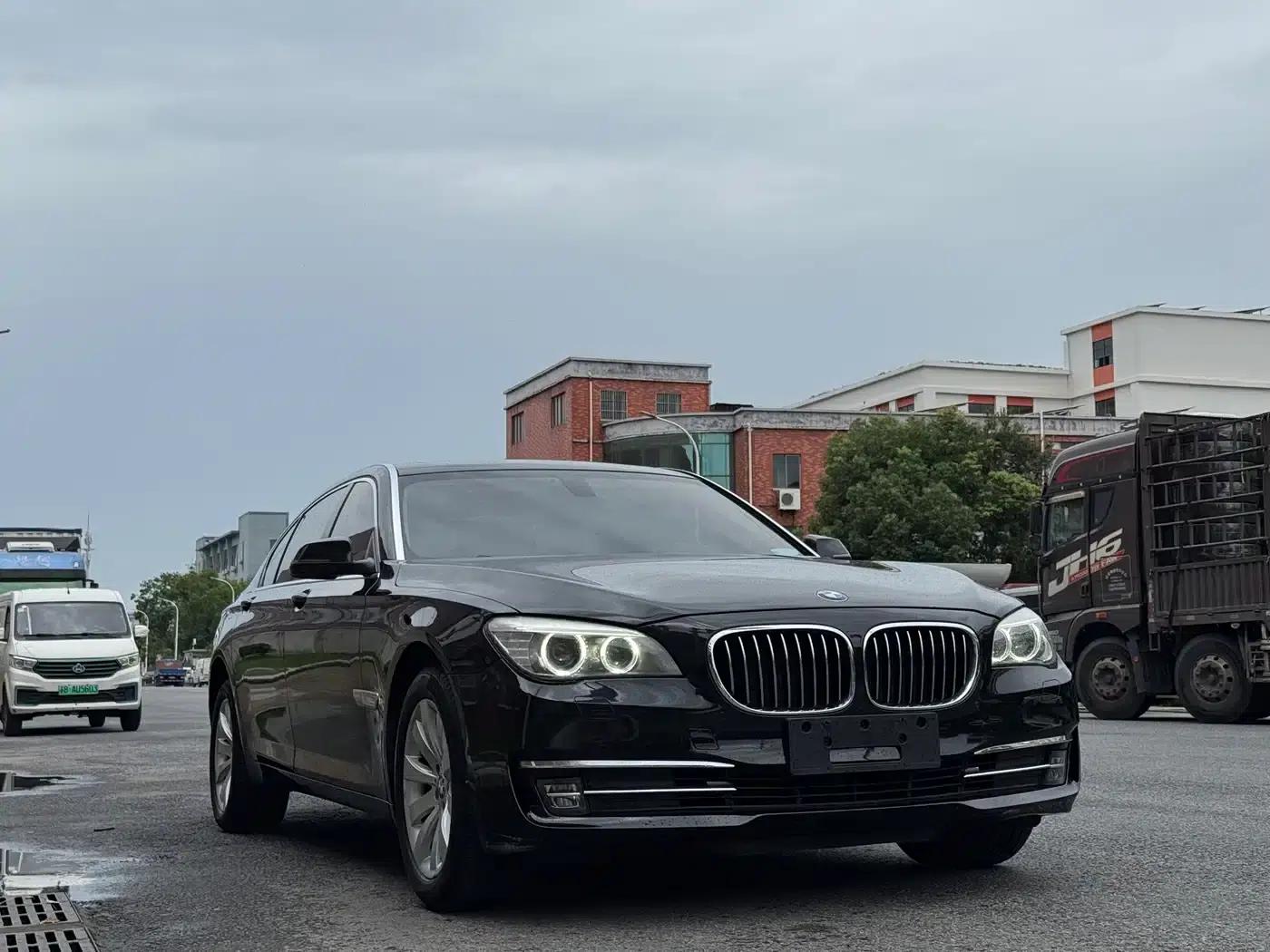 BMW 7 Series 2014 730Li Luxury Edition — миниатюра 1