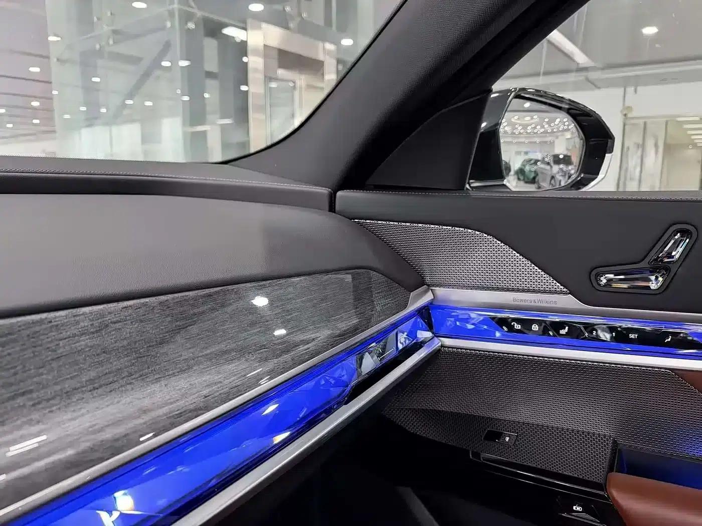 2023 BMW 7 Series 740Li Luxury M Sport Package — миниатюра 17